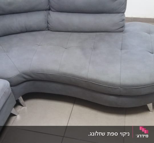 ספה אפורה על רצפת אריחים אפורה